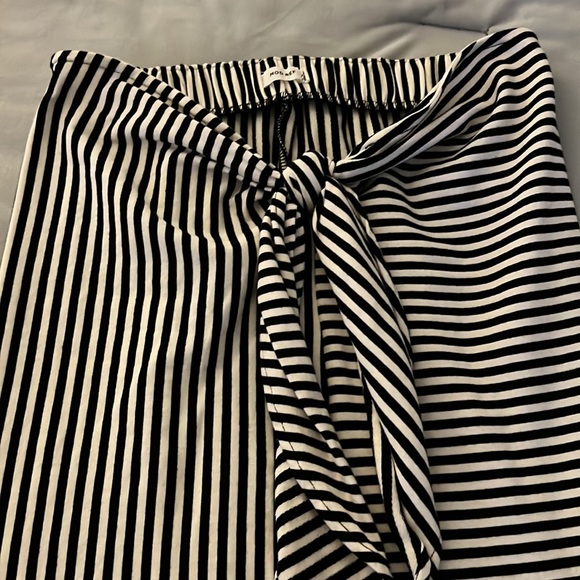 Mod Ref white and black striped elastic knee length skirt - Picture 2 of 3